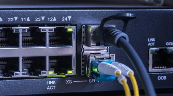 Quais são as interfaces elétricas de um módulo óptico?